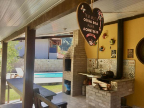 Casa bonita na serra com piscina lareira e hidro na rua principal